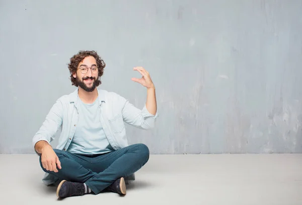 Junger Kühler Bärtiger Mann Auf Dem Boden Sitzend Grunge Wall — Stockfoto