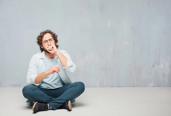 Junger Kühler Bärtiger Mann Auf Dem Boden Sitzend Grunge Wall — Stockfoto