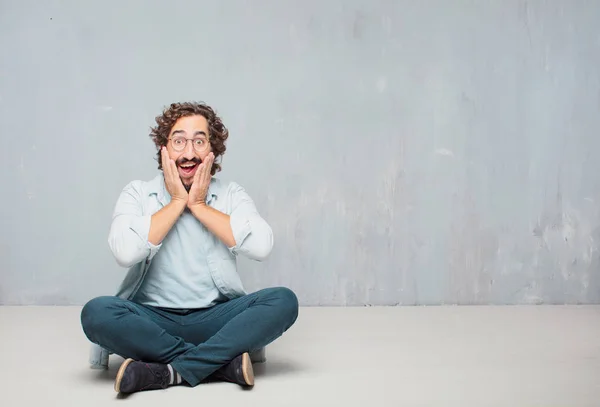 Joven Hombre Barbudo Fresco Sentado Suelo Fondo Pared Grunge — Foto de Stock