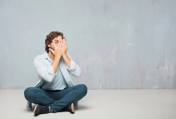 Joven Hombre Barbudo Fresco Sentado Suelo Fondo Pared Grunge — Foto de Stock