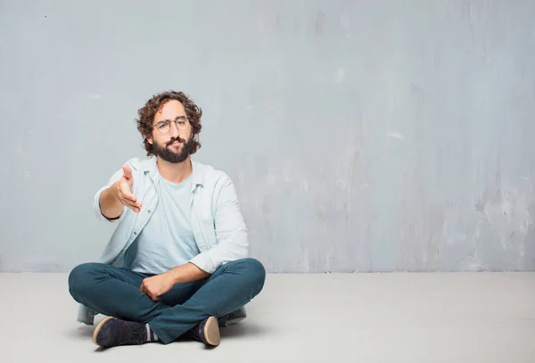 Junger Kühler Bärtiger Mann Auf Dem Boden Sitzend Grunge Wall — Stockfoto