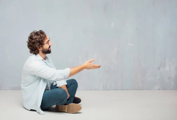 Νέοι Δροσερό Γενειοφόρος Άνδρας Κάθεται Στο Πάτωμα Τοίχος Φόντο Grunge — Φωτογραφία Αρχείου