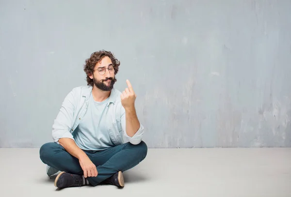 Junger Kühler Bärtiger Mann Auf Dem Boden Sitzend Grunge Wall — Stockfoto