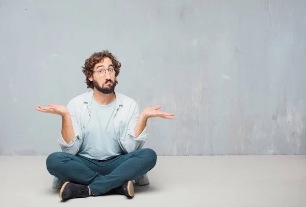 Junger Kühler Bärtiger Mann Auf Dem Boden Sitzend Grunge Wall — Stockfoto