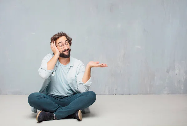 Joven Hombre Barbudo Fresco Sentado Suelo Fondo Pared Grunge — Foto de Stock