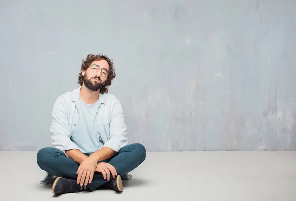 Junger Kühler Bärtiger Mann Auf Dem Boden Sitzend Grunge Wall — Stockfoto