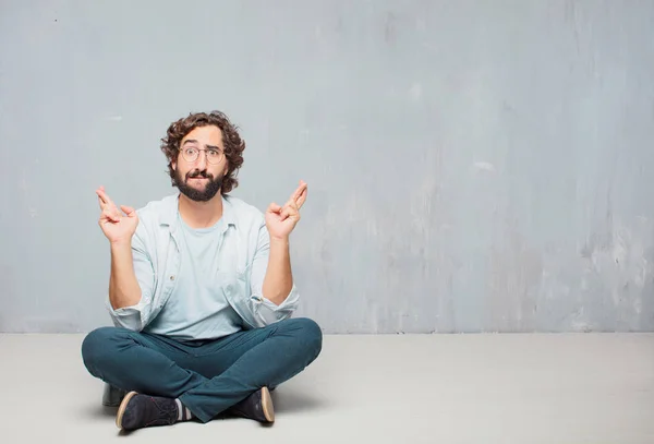 Junger Kühler Bärtiger Mann Auf Dem Boden Sitzend Grunge Wall — Stockfoto