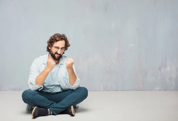 Junger Kühler Bärtiger Mann Auf Dem Boden Sitzend Grunge Wall — Stockfoto