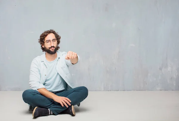 Junger Kühler Bärtiger Mann Auf Dem Boden Sitzend Grunge Wall — Stockfoto