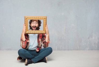 aptal poz Barok bir çerçeve tutan genç deli deli adam