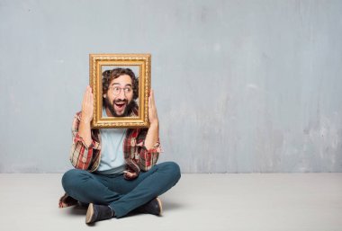 aptal poz Barok bir çerçeve tutan genç deli deli adam