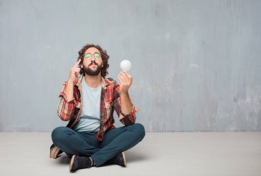 aptal poz bir ampul ile genç deli deli adam. Fikir ya da ilham kavramı.