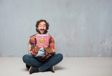 aptal genç deli deli adam poz popconr kova ile.