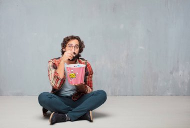 aptal genç deli deli adam poz popconr kova ile.