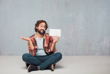 aptal poz bir afişini tutan genç deli deli adam