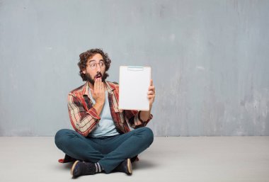 aptal poz bir afişini tutan genç deli deli adam