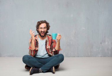 aptal genç deli deli adam bir kahve ile poz.