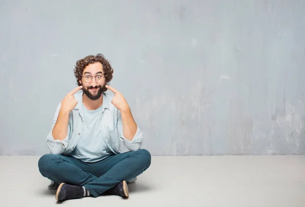 Junger Kühler Bärtiger Mann Auf Dem Boden Sitzend Grunge Wall — Stockfoto