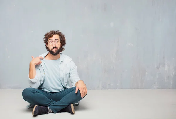 Junger Kühler Bärtiger Mann Auf Dem Boden Sitzend Grunge Wall — Stockfoto