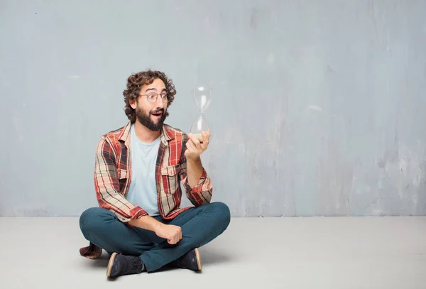 Jonge Gekke Gekke Man Dwaas Pose Met Een Timer Wekker — Stockfoto