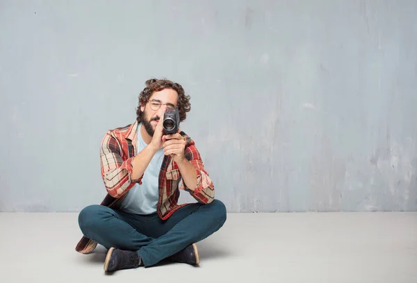 Jovem Louco Louco Homem Tolo Posar Com Uma Câmera Cinema — Fotografia de Stock