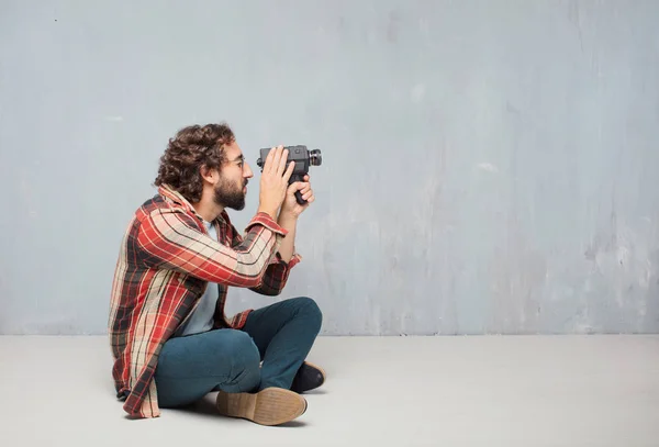 Jovem Louco Louco Homem Tolo Posar Com Uma Câmera Cinema — Fotografia de Stock