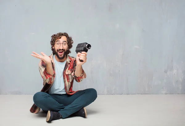 Jovem Louco Louco Homem Tolo Posar Com Uma Câmera Cinema — Fotografia de Stock