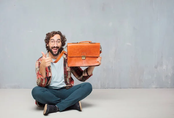 Jonge Gekke Gekke Man Dwaas Poseren Met Een Lederen Laptoptas — Stockfoto