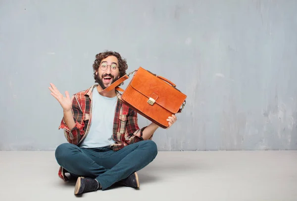 Jonge Gekke Gekke Man Dwaas Poseren Met Een Lederen Laptoptas — Stockfoto