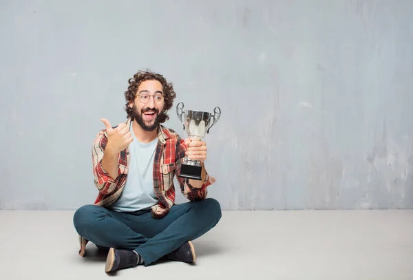 Joven Loco Loco Tonto Pose Con Trofeo —  Fotos de Stock