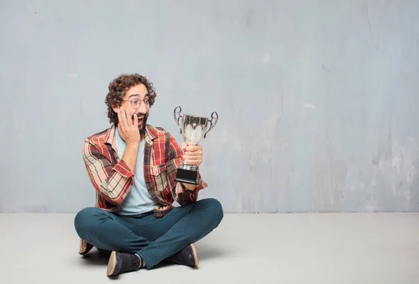 Jovem Louco Louco Homem Tolo Posar Com Troféu — Fotografia de Stock