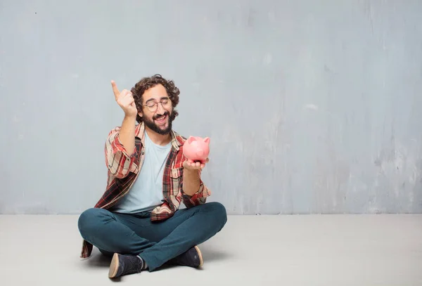 Jovem Louco Louco Pose Tolo Com Banco Porquinho Conceito Poupança — Fotografia de Stock