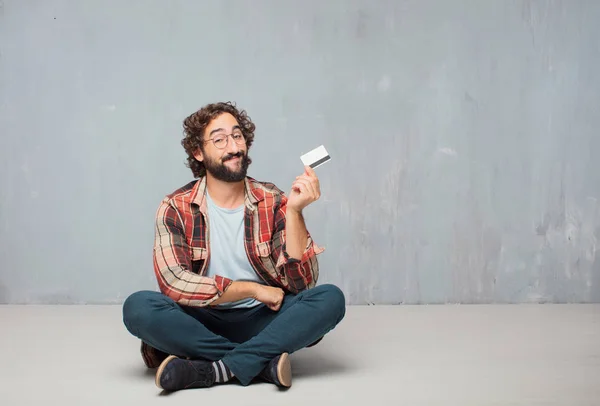 Joven Loco Loco Pose Tonta Con Una Tarjeta Crédito Concepto —  Fotos de Stock