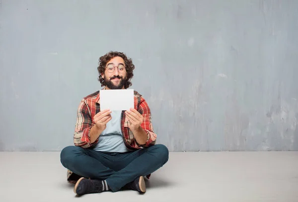 Ung Galen Galen Man Fool Pose Håller Ett Plakat — Stockfoto