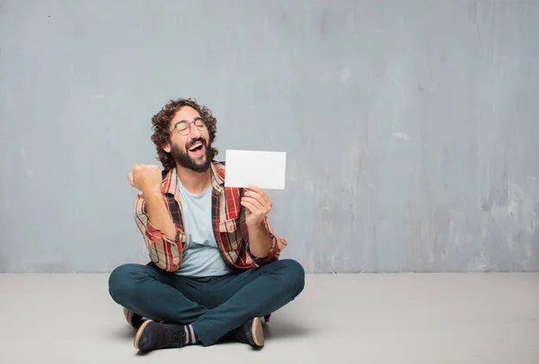 Ung Galen Galen Man Fool Pose Håller Ett Plakat — Stockfoto