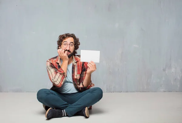 Joven Loco Loco Pose Tonta Sosteniendo Cartel — Foto de Stock