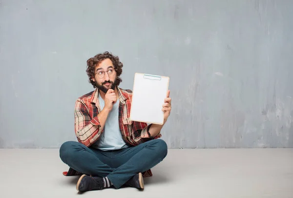 Ung Galen Galen Man Fool Pose Håller Ett Plakat — Stockfoto