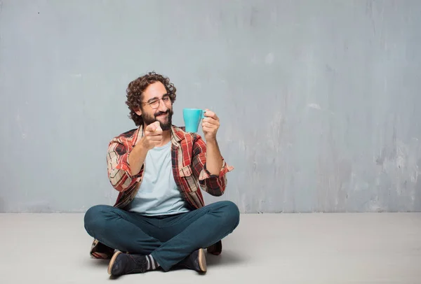 Junger Verrückter Mann Narr Pose Mit Kaffee — Stockfoto