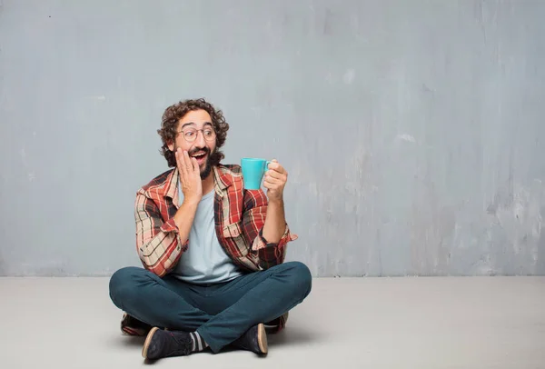 Jonge Gekke Gekke Man Dwaas Poseren Met Een Kopje Koffie — Stockfoto