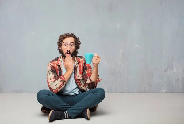 Jovem Louco Louco Homem Tolo Posar Com Café — Fotografia de Stock