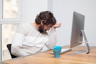 Genç sakallı deli freelancer onun bilgisayar ile çalışma
