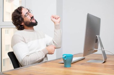 Genç sakallı deli freelancer onun bilgisayar ile çalışma
