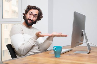 Genç sakallı deli freelancer onun bilgisayar ile çalışma