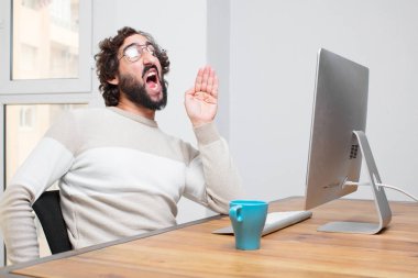 Genç sakallı deli freelancer onun bilgisayar ile çalışma
