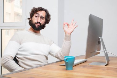 Genç sakallı deli freelancer onun bilgisayar ile çalışma