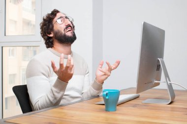 Genç sakallı deli freelancer onun bilgisayar ile çalışma