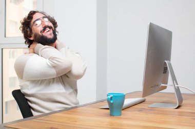 Genç sakallı deli freelancer onun bilgisayar ile çalışma
