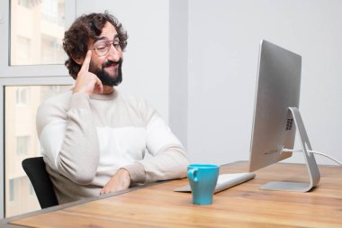 Genç sakallı deli freelancer onun bilgisayar ile çalışma