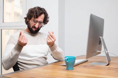 Genç sakallı deli freelancer onun bilgisayar ile çalışma