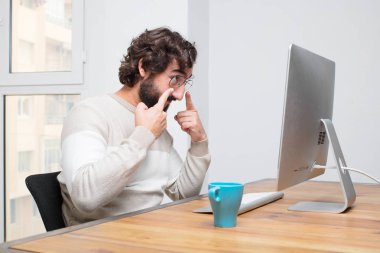 Genç sakallı deli freelancer onun bilgisayar ile çalışma